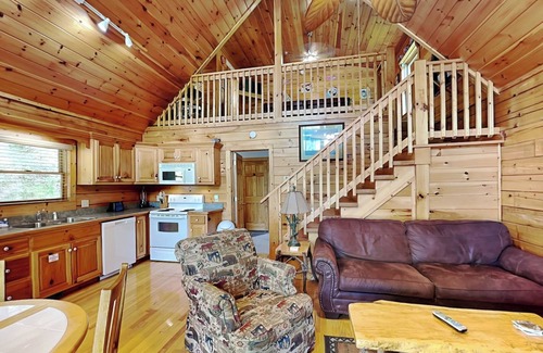 Black Bear Falls Cabina | Hugs 'N Kisses | Pet-Friendly Cabin - Hot Tub, Game Loft + Pond View