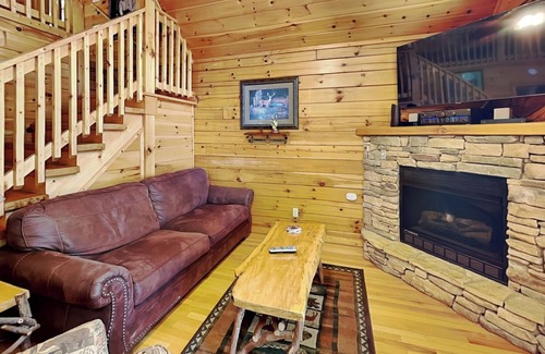 Black Bear Falls Cabina | Hugs 'N Kisses | Pet-Friendly Cabin - Hot Tub, Game Loft + Pond View