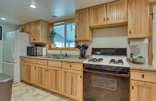 Circleville Cabaña | Huguenot Retreat w/ Screened Porch & Lake Access!