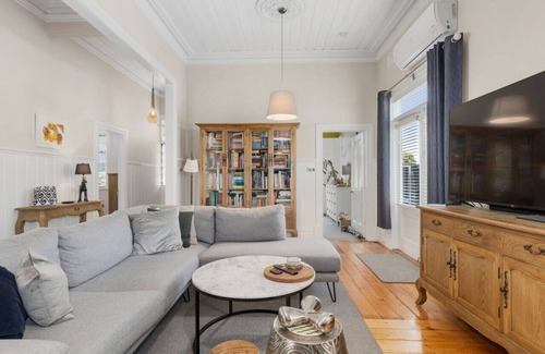 Black Hill Apartamento | Period Charm Meets Stylish Living – Walk to CBD