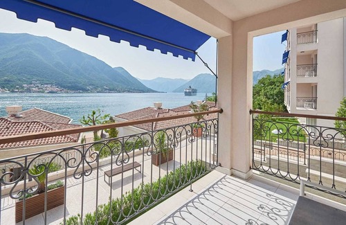 Dobrota Apartamento | Huma Three Bedroom Family Penthouse with Sea View
