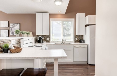 McKenzie Towne Casa | "Hummingbird" 2 Bed Carriage House with 3 beds!