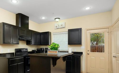 Pharr Apartamento | Hummingbird Haven 7 w King bed free parking Patio