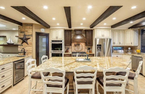 Canyon Lake Casa | Lakeside Hideaway- Canyon Lake Waterfront con piscina climatizada y bañera de hidromasaje.