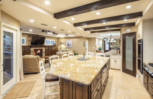 Canyon Lake Casa | Lakeside Hideaway- Canyon Lake Waterfront con piscina climatizada y bañera de hidromasaje.
