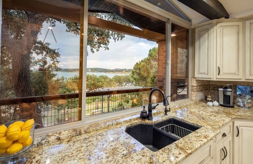Canyon Lake Casa | Lakeside Hideaway- Canyon Lake Waterfront con piscina climatizada y bañera de hidromasaje.