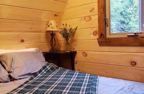 Englishtown Cabina | Hummingbird Hike-In Sleeping Pod at Sally's Brook Wilderness Cabins
