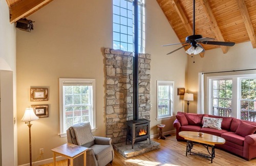 Leicester Casa | Hummingbird Hill Cottage: Peaceful mountain getaway, with mountain and creek views!