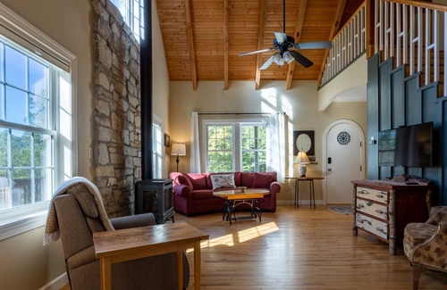 Leicester Casa | Hummingbird Hill Cottage: Peaceful mountain getaway, with mountain and creek views!