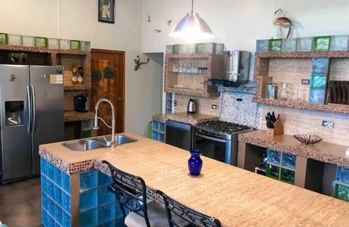 Cerro Azul Casa | Hummingbird House/Casa de Colibri
