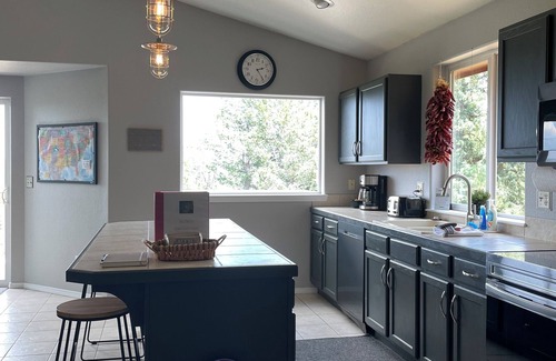 Woodland Park Casa | Hummingbird Point is a spacious mountainside house in Woodland Park Colorado