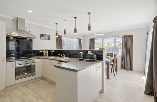 Himatangi Beach Casa | Hunia Haven - Himatangi Beach Holiday Home