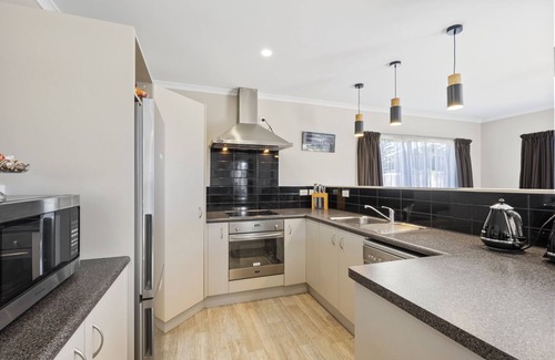 Himatangi Beach Casa | Hunia Haven - Himatangi Beach Holiday Home