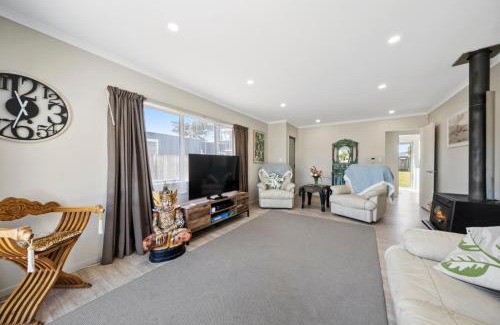 Himatangi Beach Casa | Hunia Haven - Himatangi Beach Holiday Home