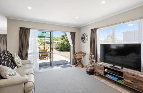 Himatangi Beach Casa | Hunia Haven - Himatangi Beach Holiday Home