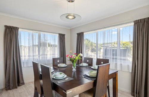 Himatangi Beach Casa | Hunia Haven - Himatangi Beach Holiday Home