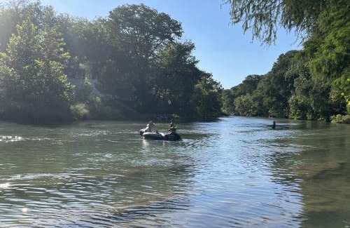 New Braunfels Casa | Hunka Hunka Cabin