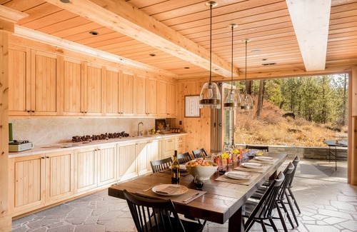 Truckee Villa | Sereno finca privada en el bosque | Justo en el río Truckee ❤ por AvantStay