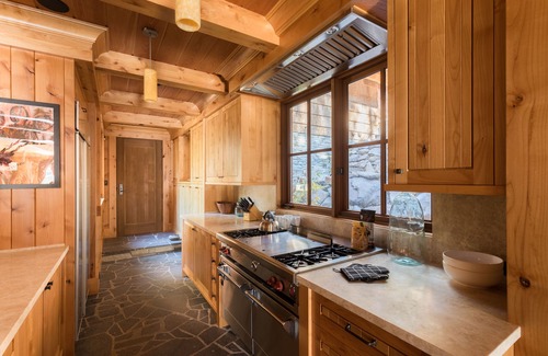Truckee Villa | Sereno finca privada en el bosque | Justo en el río Truckee ❤ por AvantStay