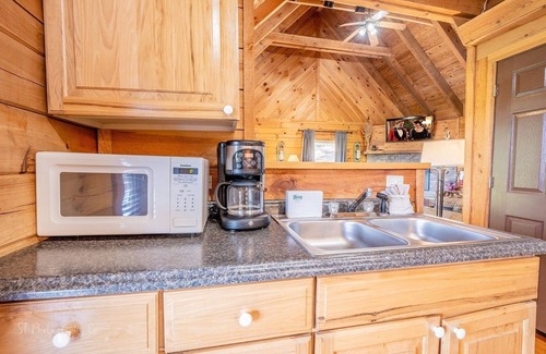 Townsend Cabina | Hunter's Hideaway (2-Bedroom Cabin) with Mountain view - Pets Allowed by RedAwning