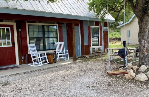 Concan Cabina | Hunter's Ridge Cabins - 3