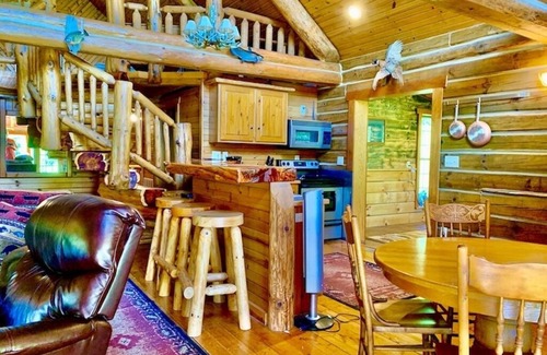 Dorchester Cabina | Hunters Hollow Lodge w/ Outdoor Hot Tub