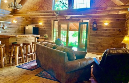 Dorchester Cabina | Hunters Hollow Lodge w/ Outdoor Hot Tub