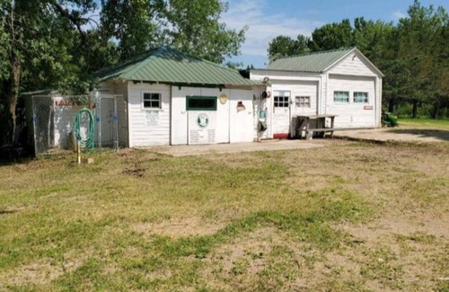 Medina Casa | Hunting and Fishing Rental House on the edge of town.