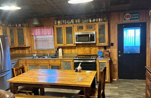 Beech Grove Casa | Outdoorsmen's Paradise: Lodge on The Black River