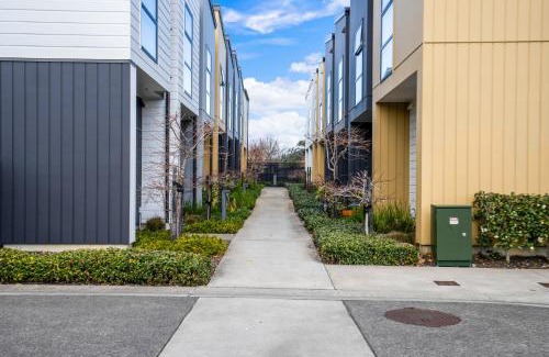 Auckland Casa | Huntington Townhouse with Patio and Parking