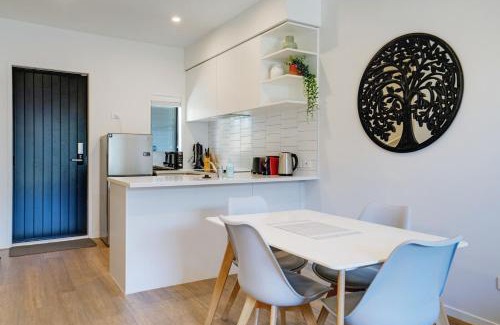 Auckland Casa | Huntington Townhouse with Patio and Parking