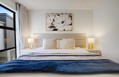 Auckland Casa | Huntington Townhouse with Patio and Parking