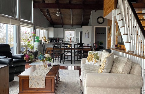 Ashfield-Colborne-Wawanosh Cabaña | Huron waterfront cottage 8bed/4bath 20+guests/Hotub/2pets/ outshower/Pool/beach.
