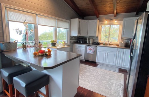 Ashfield-Colborne-Wawanosh Cabaña | Huron waterfront cottage 8bed/4bath 20+guests/Hotub/2pets/ outshower/Pool/beach.