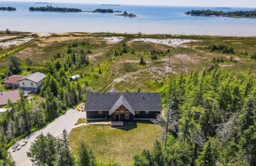 South Bruce Peninsula Casa | Huronia Luxury Lakefront Views & Game Room!