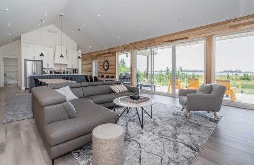 South Bruce Peninsula Casa | Huronia Luxury Lakefront Views & Game Room!
