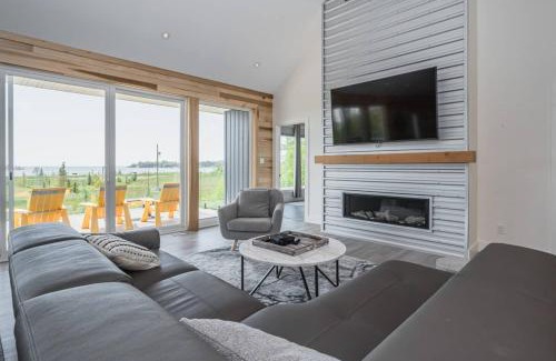 South Bruce Peninsula Casa | Huronia Luxury Lakefront Views & Game Room!