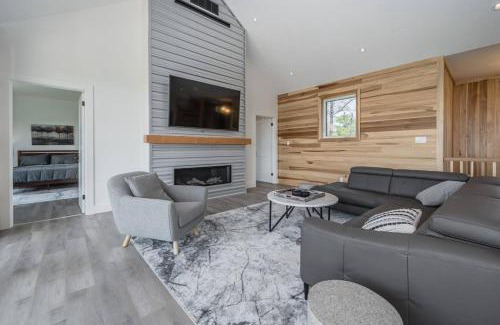 South Bruce Peninsula Casa | Huronia Luxury Lakefront Views & Game Room!