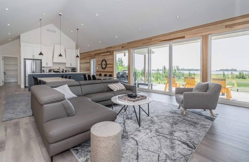 South Bruce Peninsula Cabaña | Huronia Luxury: Lakefront Views & Game Room!