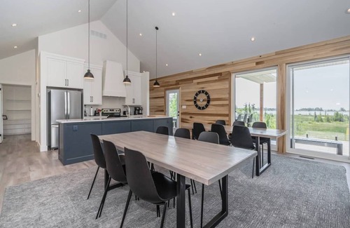 South Bruce Peninsula Cabaña | Huronia Luxury: Lakefront Views & Game Room!