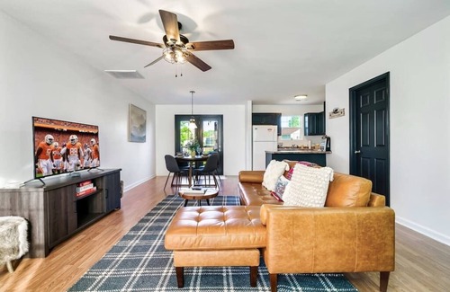 Sevierville Condominio | HURRY! FALL IS HERE! Smoky Mountain Condo + Sleeps 6 + Jacuzzi + Games + Views