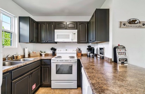 Sevierville Condominio | HURRY! FALL IS HERE! Smoky Mountain Condo + Sleeps 6 + Jacuzzi + Games + Views