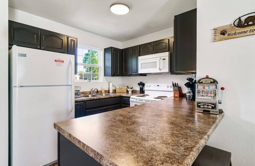 Sevierville Condominio | HURRY! FALL IS HERE! Smoky Mountain Condo + Sleeps 6 + Jacuzzi + Games + Views