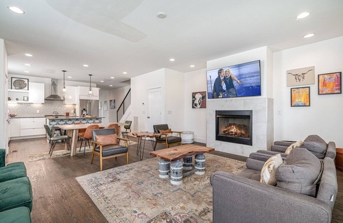 Talbot's Corner Casa | Hurst House - 4 Stylish Homes - Mins to Germantown