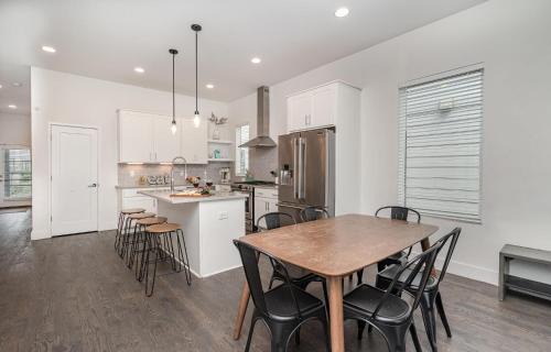 Talbot's Corner Casa | Hurst House - 4 Stylish Homes - Mins to Germantown