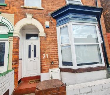 Hull Casa | Hush Haven Homes Short Stay & Serviced Accommodation for Contractors, Families & Workers - Free Parking & Fast WiFi - Near MKM Stadium, Royal Infirmary Hospital