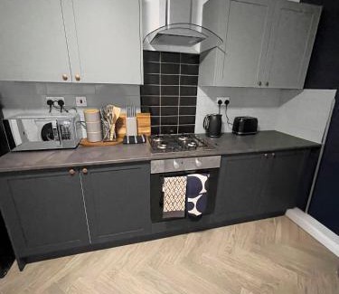 Hull Casa | Hush Haven Homes Short Stay & Serviced Accommodation for Contractors, Families & Workers - Free Parking & Fast WiFi - Near MKM Stadium, Royal Infirmary Hospital