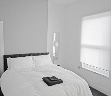 Hull Casa | Hush Haven Homes Short Stay & Serviced Accommodation for Contractors, Families & Workers - Free Parking & Fast WiFi - Near MKM Stadium, Royal Infirmary Hospital