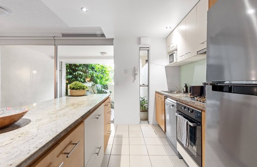 New Farm Apartamento | Hustle & Bustle! 2 Bed/1Bath/1Car/Pool ~ Teneriffe