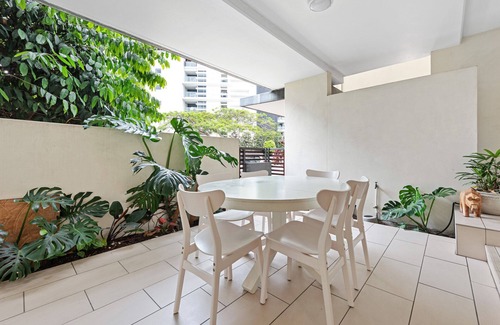 New Farm Apartamento | Hustle & Bustle! 2 Bed/1Bath/1Car/Pool ~ Teneriffe